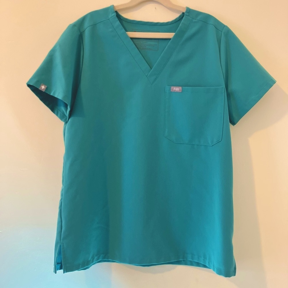 Figs Women’s Catarina One Pocket Scrub Top, XS Petite, Cactus Green